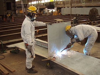 溶接をする作業員が2人